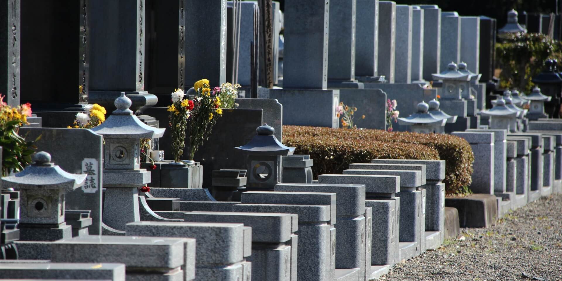 3369161_m (1) 墓石が立ち並ぶ墓地