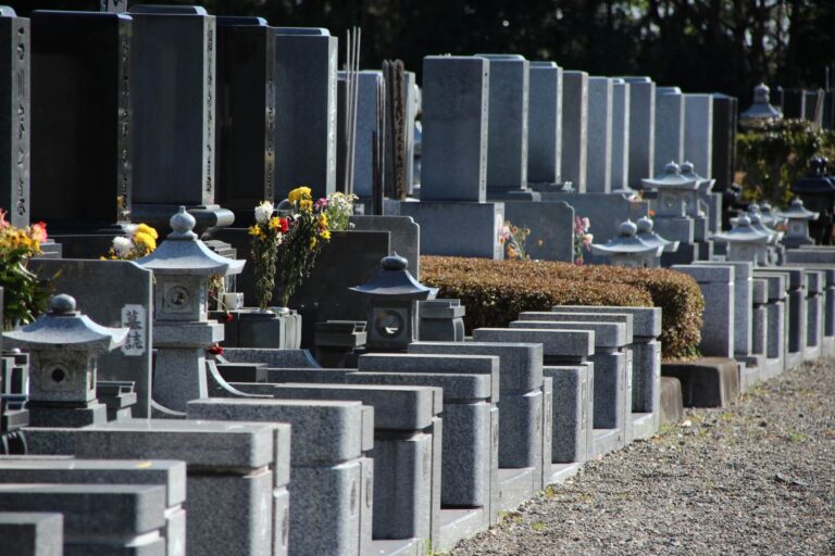墓石が立ち並ぶ墓地