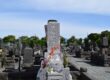 墓石がたくさん建っている墓地