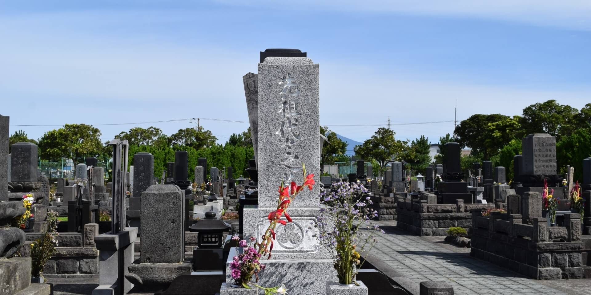 墓石がたくさん建っている墓地