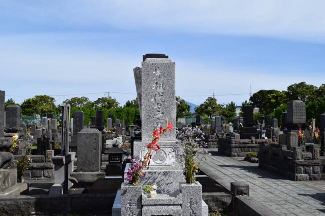 墓石がたくさん建っている墓地